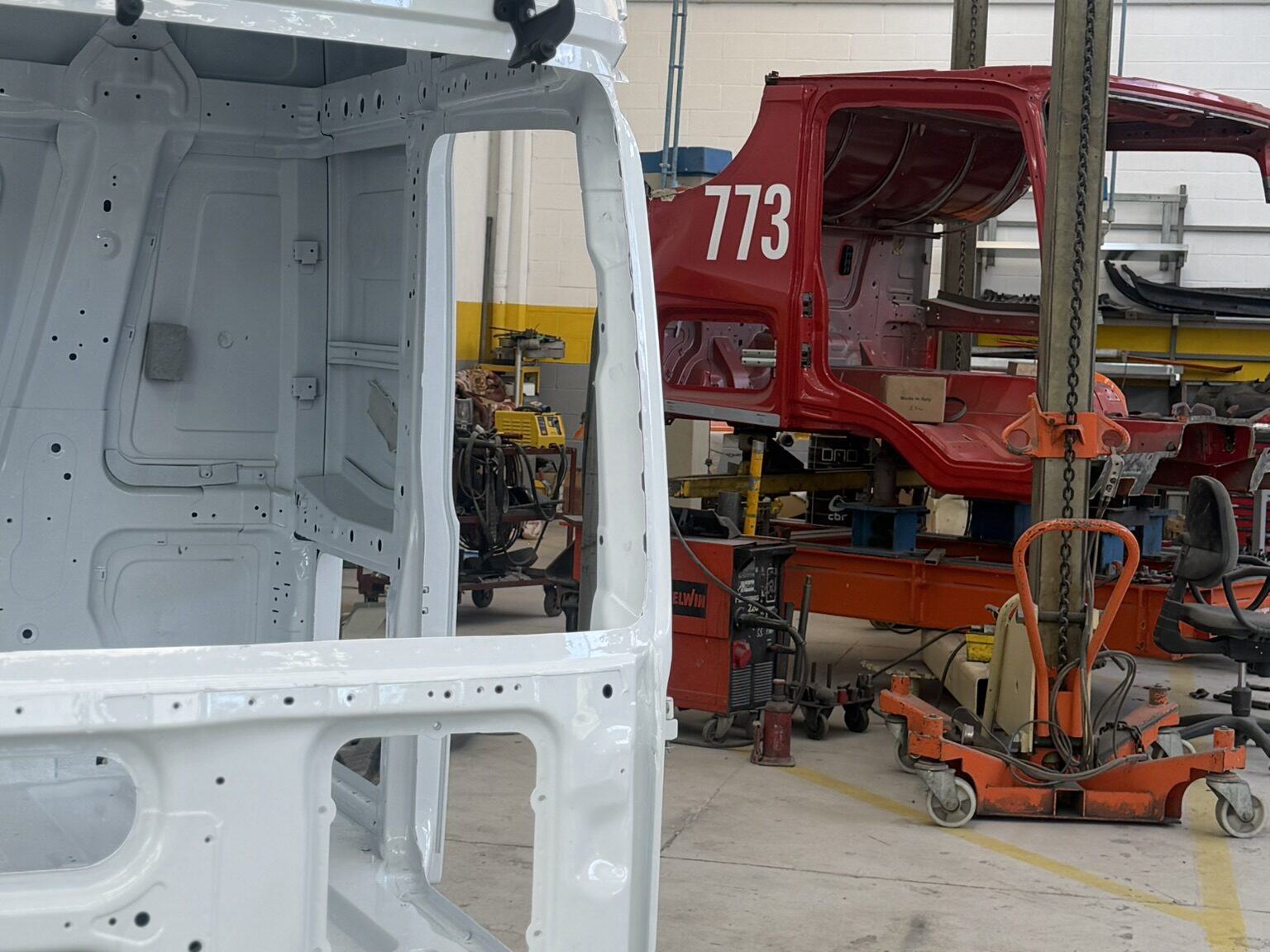 Lavorazione su cabina di camion in officina