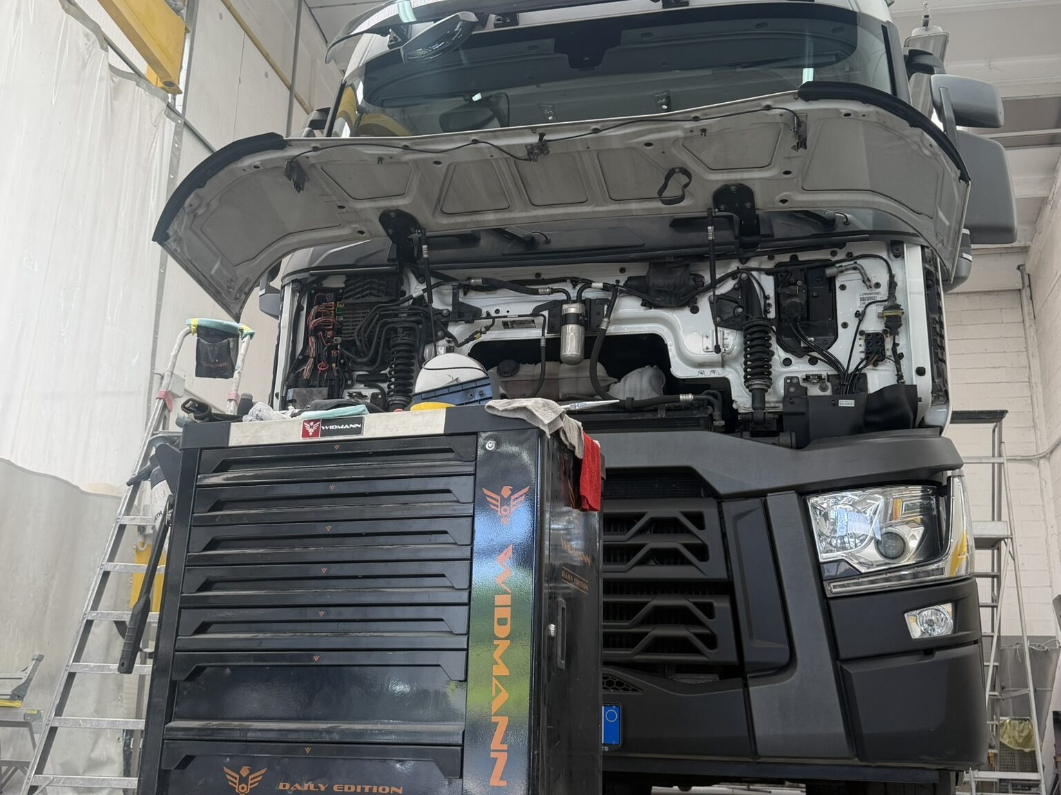Camion in riparazione nell'officina C.D.M.