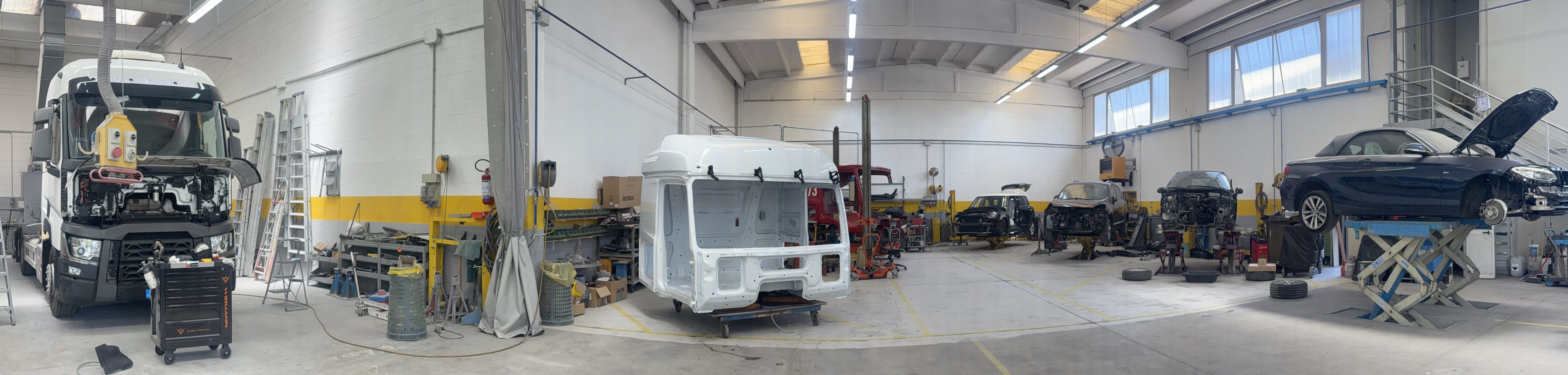 Panoramica del reparto veicoli industriali e auto di C.D.M. Carrozzeria