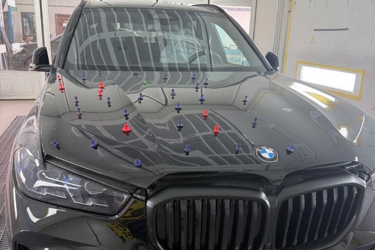 Riparazione danni da grandine su SUV nero presso C.D.M. Carrozzeria