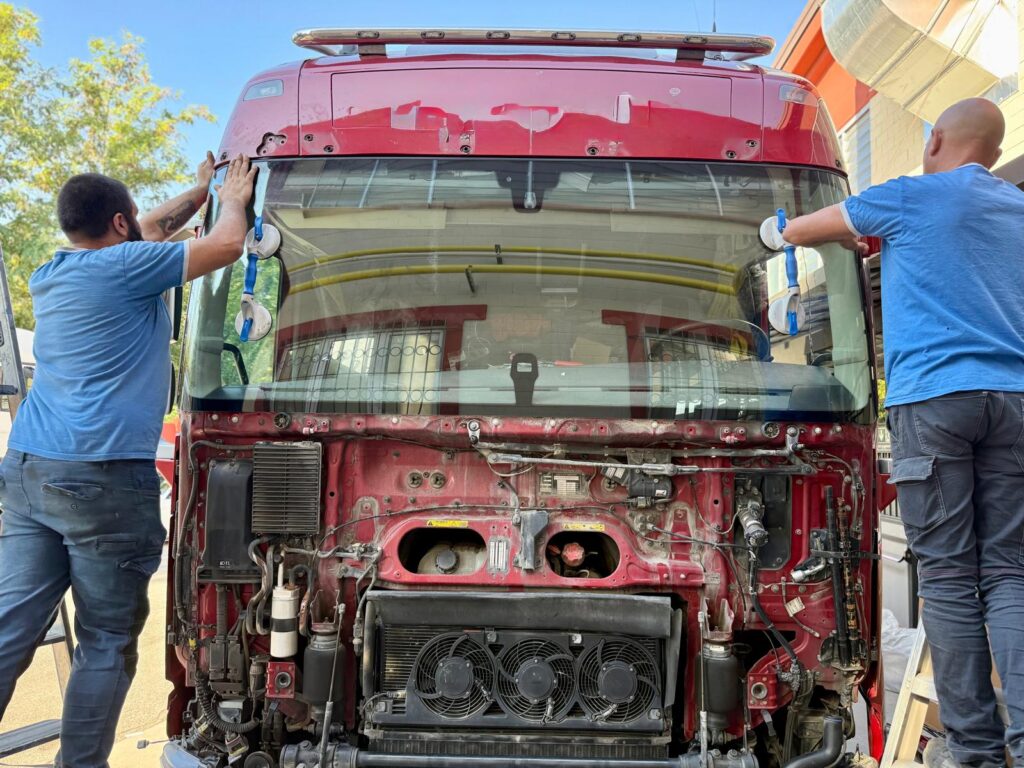 Sostituzione parabrezza su camion presso C.D.M. Carrozzeria
