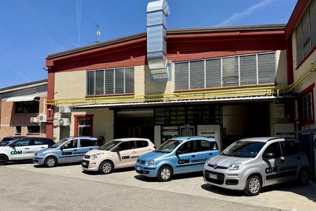 Auto sostitutive C.D.M. Carrozzeria davanti alla sede di Taneto di Gattatico